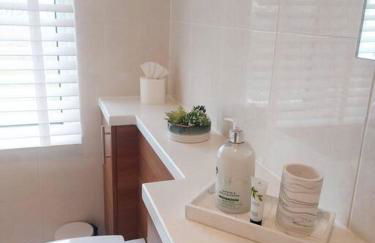 South Coast New Forest Holiday Home-4 Bed-Sleeps 8-Spacious-Parking-EV Dock-Large Garden-Playground-Great for Families-Groups-Professionals - Foto 25