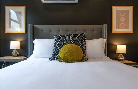 Modern East Nashville Retreat, Walk to Local Faves, Cozy Living Space, Smart TVs & Fast WiFi, Full Kitchen, Garage & Workspace, Steps to Mas Tacos & Rosepepper, 10 Min to Broadway & Nissan Stadium, 24 Hr Hospitality - Foto 13