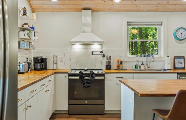 Lake Daze by Avantstay Lakefront w/ Modern Interior, Enclosed Porch & Hot Tub - Foto 17