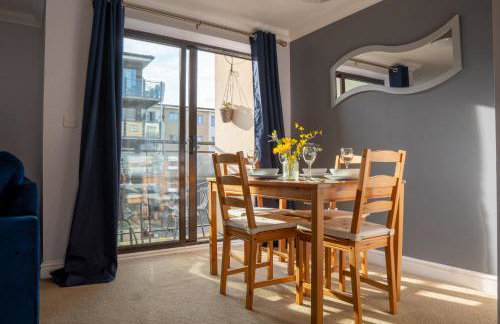 Homely Two Bedroom Apartment in Milton Keynes - Free Parking, WiFi, & Netflix - Photo 14