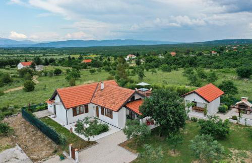 Villa Ena with Pool & Jacuzzi - Photo 2