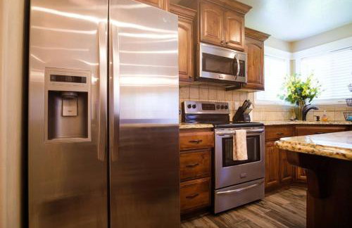 3 Car Garage Full Kitchen Large Backyard Smart TVs - Foto 17