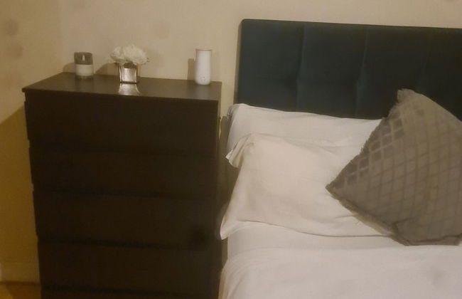 Remarkable 1-bed Apartment in Romford - Photo 4