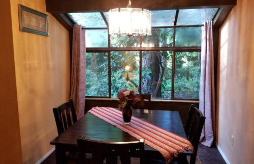 Lovely One bedroom condo with indoor fireplace. - Foto 2