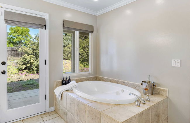 Temecula Wine Country Home w/ Pool, Hot Tub, Game Room & Vineyard Views - Foto 18