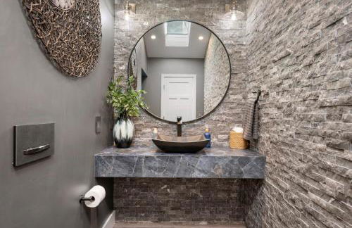 Distinguished Oceanfront Point Estate with Iconic Beach Mountain Vistas - Foto 40