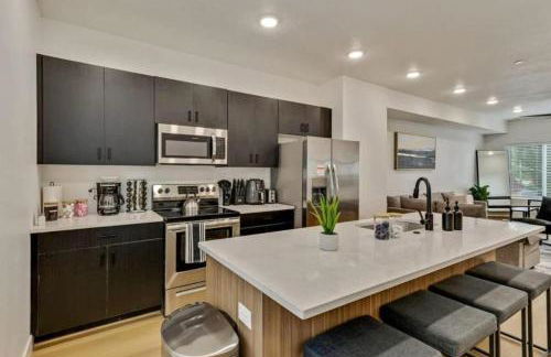 3 Min to DT - 2 Car Garage - Lux Townhome - King Bed - Foto 22