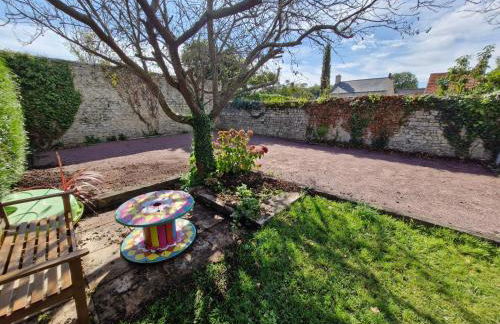 Le So Art, grande maison 4 chambres, terrain de pétanque, grand jardin clos, flipper, babyfoot, jeux Arcade, ping pong,1 km mer, proche golf, Port en Bessin, Bayeux et plages du débarquement, adaptée enfants - Foto 10