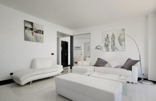 Deluxe 4BDR House W/ Pool by LovelyStay - Photo 16