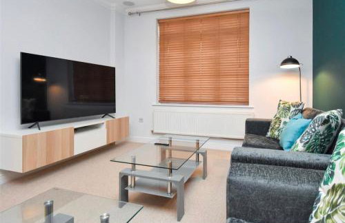 Spacious 4 Bedroom 3 Bathroom House - Sleeps up to 8 - Free Parking, Balcony, Fast Wifi and Smart TVs by Yoko Property - Photo 9