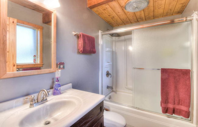 Chamberland Getaway Lake Views w/ Deck! - Foto 11