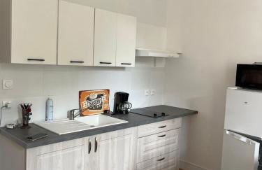 T2 Cosy, agréable fonctionnel et douillet, 1 lit 140 et un BZ , Wifi gratuit, boîte à clés, proche commerces et gare routière - Foto 7