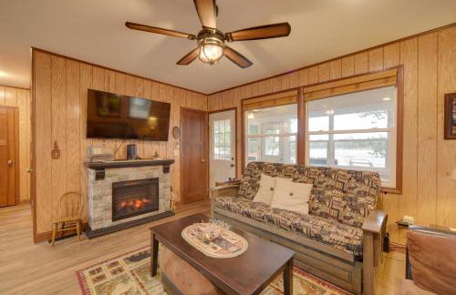 Winter Lake Escape with Access to Ice Fishing! - Foto 7