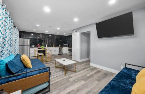 Chic Heights Retreat with Pool and Free Parking - Foto 1