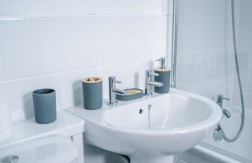 The Acacia Lodge - Beautiful & Modern 3-BR with FREE Parking - Perfect For Business or Work Stays by Parydise Properties - Foto 35