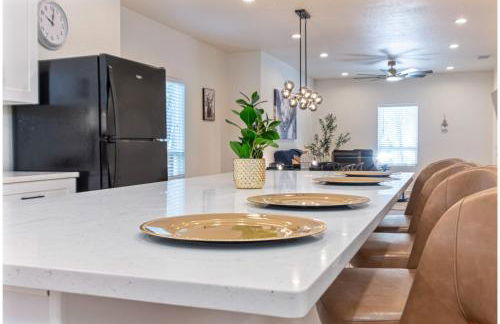 Unwind in Style 4BR2BA Quick Access to Downtown - Foto 13