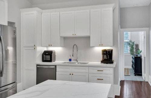 Bright Uptown home w gated parking - Foto 21