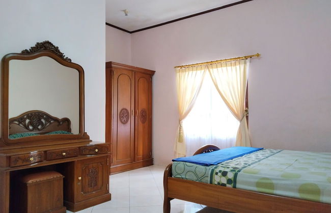 Villa Yustisia Curug 7 Cilember - Foto 17