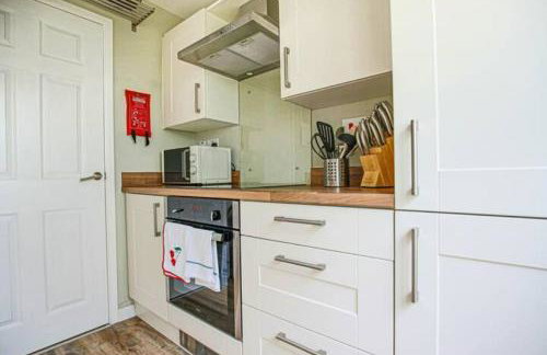 Lowndes House - Close to City Centre - Garden, Free Parking and Smart TV by Yoko Property - Foto 12