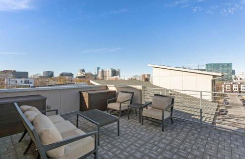 Downtown w Rooftop Deck 4 Bedrooms 3 Baths - Foto 45