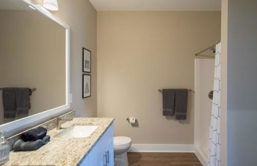 Modern 2BR 2BA New Build Condo with Garage & Patio - Foto 10