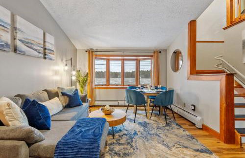 Spacious Accessible Waterfront Retreat with Hot Tub - Foto 1