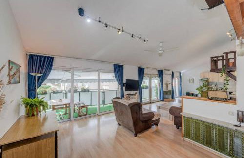 Spacious Rustic 2BR with Terrace & Parking - Foto 12