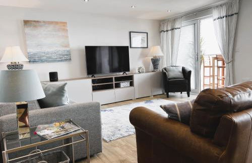 25 Breakwaters - Beach Hut is Included with this Pet Friendly Lux Apartment with Balcony, Stunning Sea Views over to Culver Cliffs & Free Parking - Photo 16