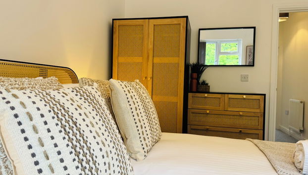 Riviera View - A Stunning Large 1 Bed Apt - Private Parking - 5 Mins To Beach - Dog Friendly - Close To Ventnor, Shanklin & Sandown - Ideal For Friends, Families & Business Travellers - Managed By "Greenstay Serviced Accommodation" - Foto 2, Quarto