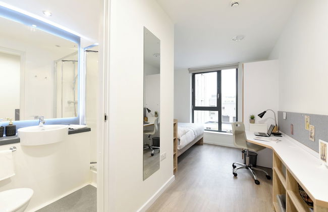 For Students Only Bright Ensuite at St Mungo's in Glasgow - Photo 3