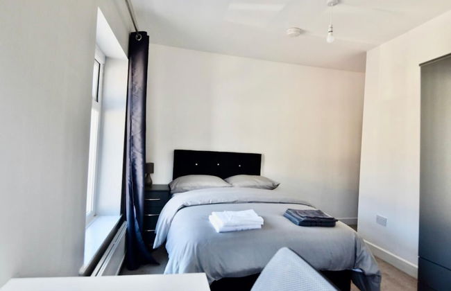 Cheer full 4 Bedroom House Train Station - Foto 9