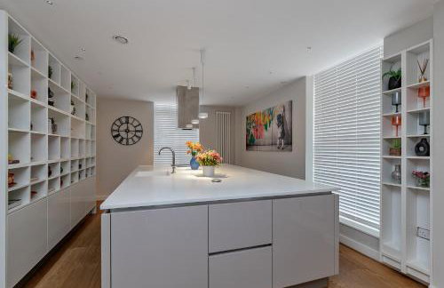 MK CITY CENTRE, THE DIAMOND SUITE, FREE Parking Space, PREMIUM SPACIOUS Apartment with FOOSBALL TABLE - Foto 15