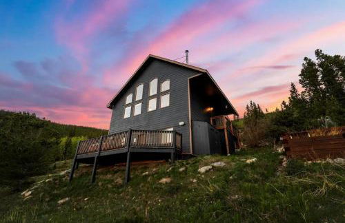 Family Mountain Getaway w Hot Tub and Amazing Views! Close to Hiking & Skiing - Foto 1