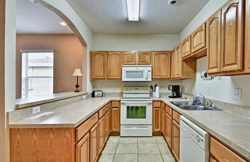 Pet-Friendly Gem with Yard and Pool Access in Sebring - Foto 10