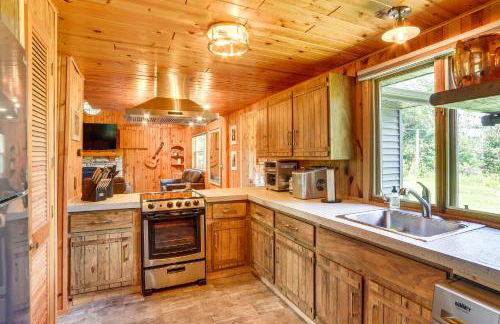 Pembine Cabin with Expansive Yard, Fire Pit and Grill! - Foto 10