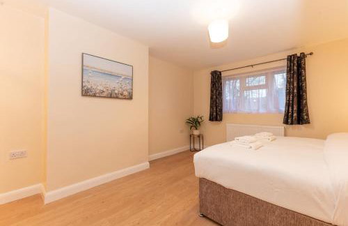 Spacious 4BR Home Walk to Station Parking - Pass the Keys - Foto 23