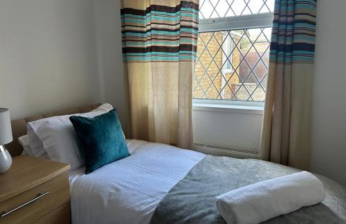 Peaceful 2-Bed Bungalow with Garden & Parking in Bramley Village, Rotherham - Foto 35