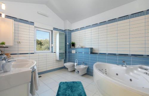 Luxury Villa Lovric with private heated pool, Jacuzzi, Sauna and private tavern - Foto 96