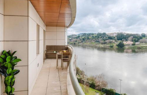 Elegant Riverfront Flat | Pool & Sports by Host Wise - Foto 44