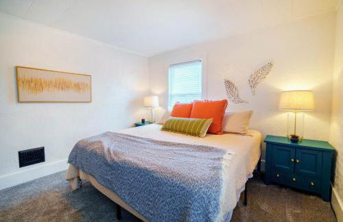 King Bed, Stocked Kitchen, Easy Driveway Parking, 2mi to Downtown & Coliseum - Foto 38