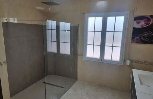 Casa amplia, piscina privada, 4 dormitorios y playa cercana - Foto 37