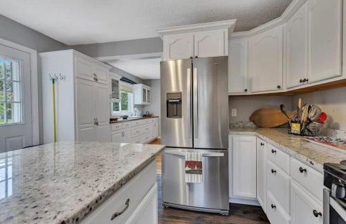 Lake Front Home with Pool and Stunning Views - Foto 26