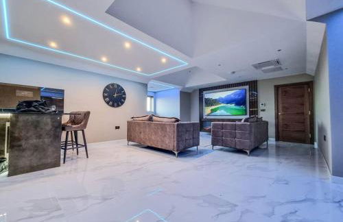 Luxury City Stay: 2-BR Penthouse - Foto 15