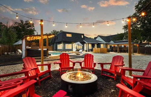 Spacious Retreat with Pool & Hot Tub - 10 Minutes to Downtown - Foto 1