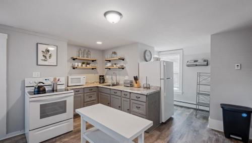 Stylish & Large Top Floor w Private Front Porch - Foto 1