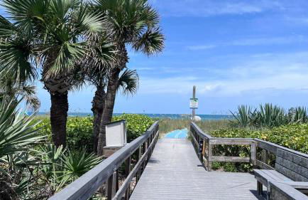 Two Story Pool home - walk to beach - Foto 7