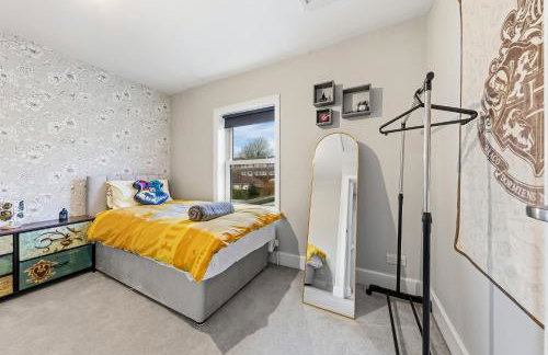 The Lumos House - 4 Bed Home w Parking near Harry Potter Studios - Foto 14