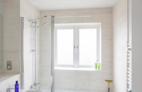Bensons Hill - Stylish 2-Bed Home with Garden & Parking - Foto 16