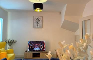 Three-bedroom modern family home by the pond with free parking - Photo 39