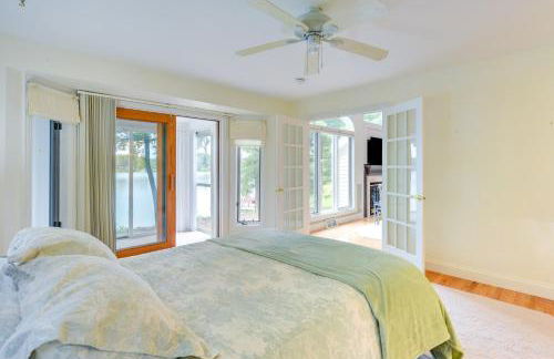 Spacious Lakefront New Auburn Home with Sunroom - Foto 13